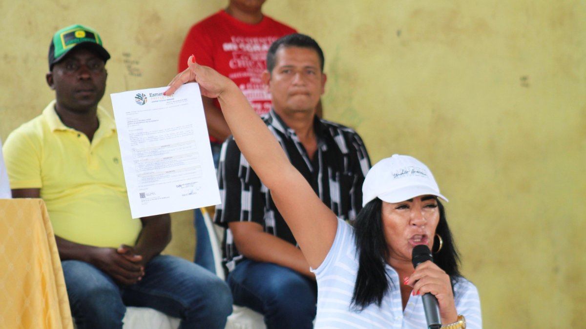 Según Zambrano, fueron tres los artefactos explosivos lanzados contra las dependencias de la Prefectura de Esmeraldas.