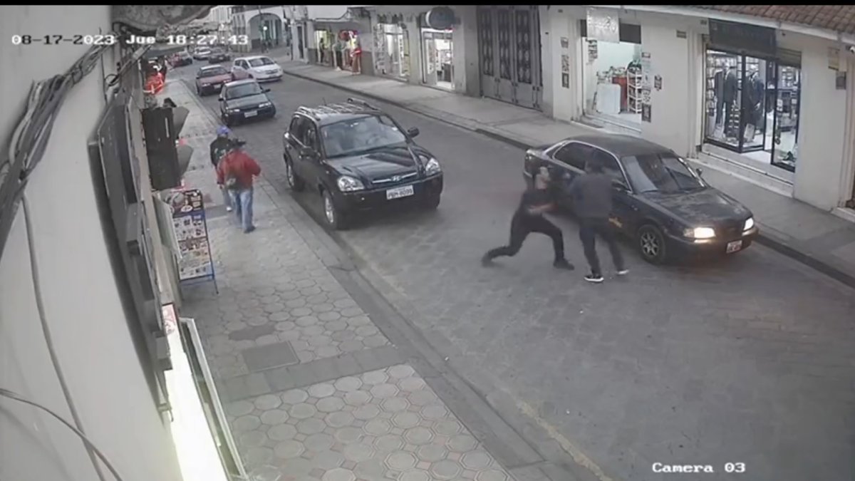 En esta captura de vídeo se observa la agresión con un puñal.