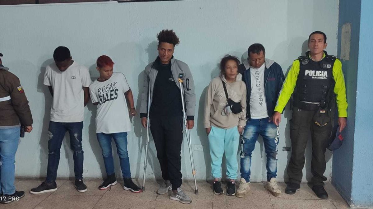 Robaron en un negocio en Ambato, pero la policía arresta a cinco