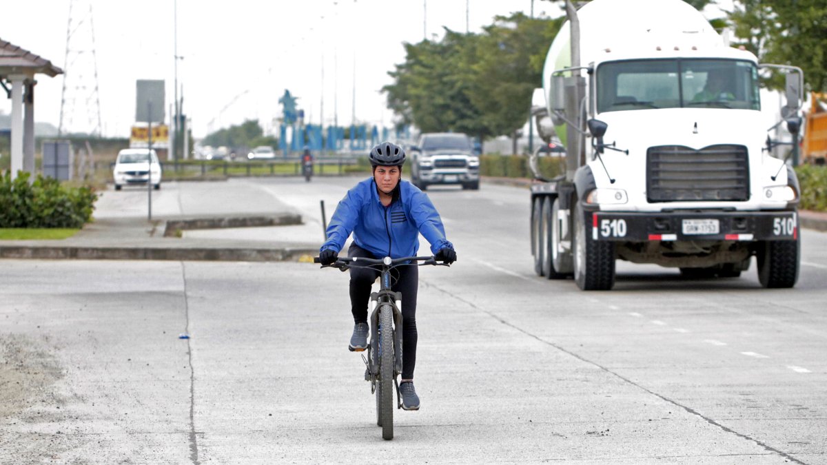 Realidad. En estas circunstancias, entre decenas de autos, peatones y ciclistas se ven obligados a movilizarse, a diario.