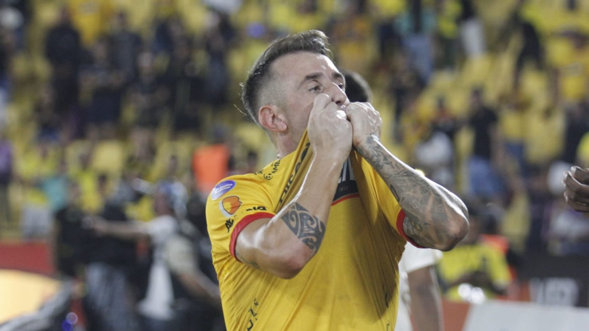 Díaz celebra su anotación besándose y mostrándole el escudo a los hinchas canarios.