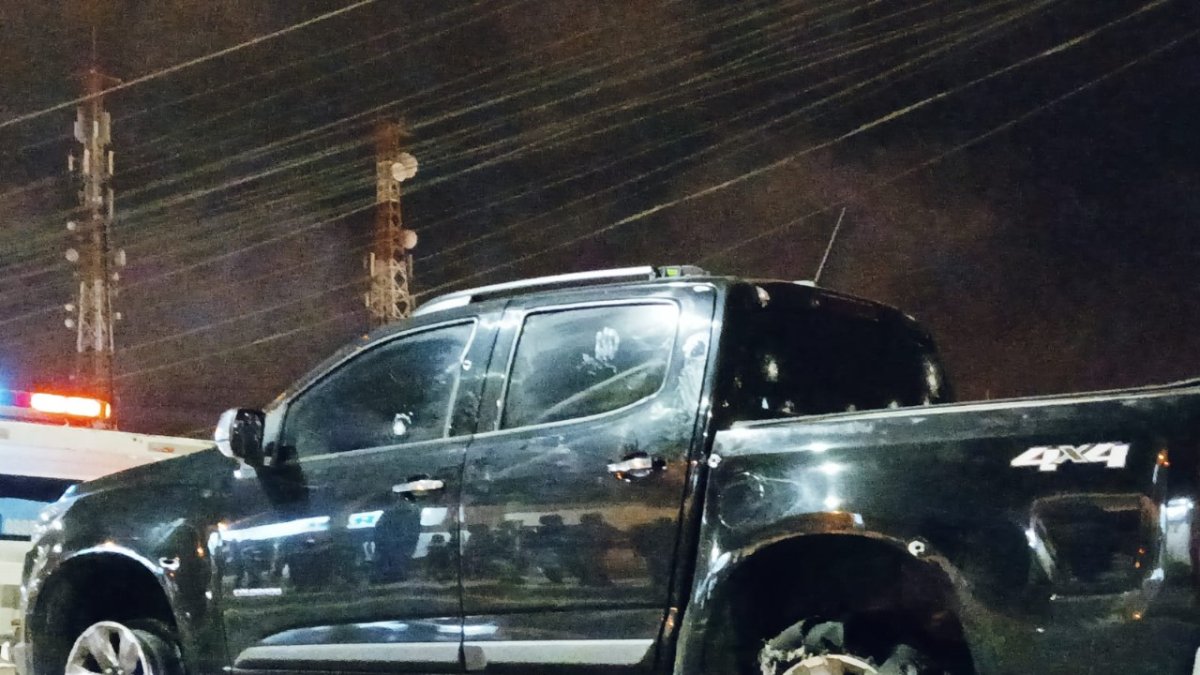 Una camioneta quedó abandonada en el ingreso de Muey en donde en un video se observa al alcalde de La Libertad.