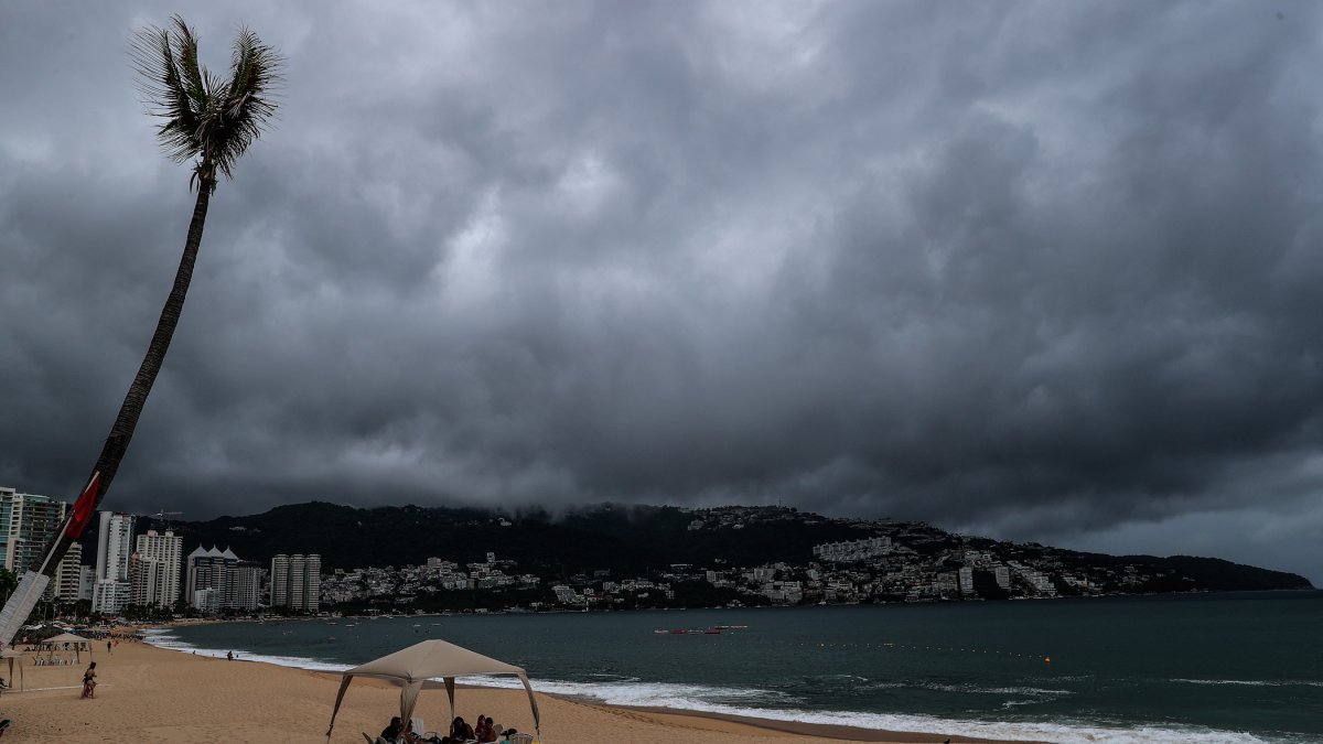 Una playa cubierta de nubes grises hoy, en el balneario de Acapulco, estado de Guerrero (México). México prevé que la tormenta tropical Hilary arribe