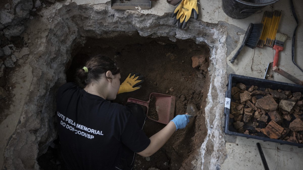 São Paulo. Una arqueóloga recolecta muestras en el interior del DOI-Codi, como se conocía el Destacamento de Operaciones de Informaciones-Centro de Operaciones de Defensa Interna.