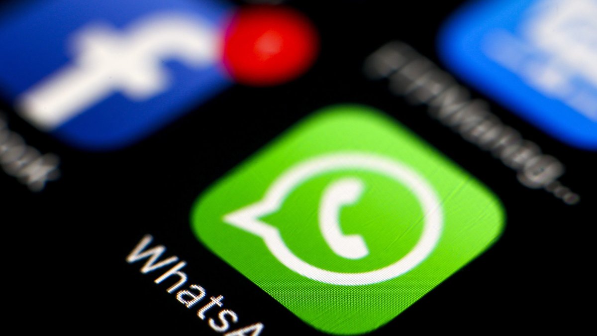 Vista el logo de la aplicación de mensajería WhatsApp en un teléfono móvil