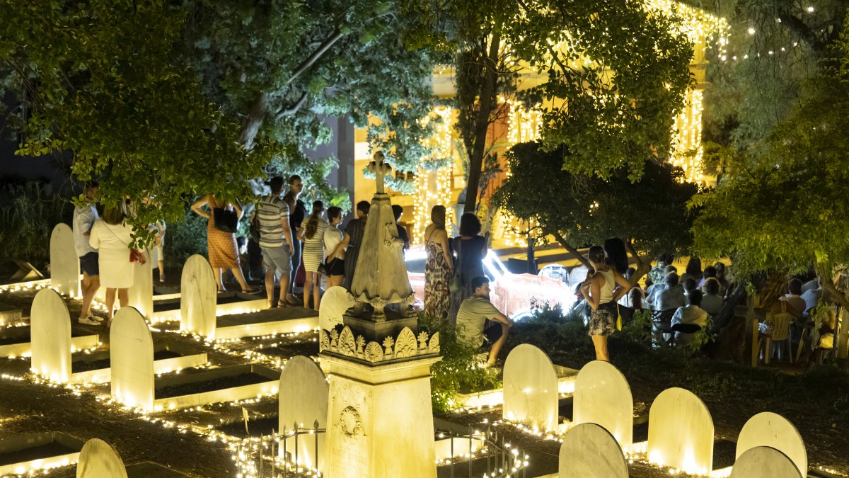 Escenario. Varias personas caminan junto a algunas de las tumbas y monumentos en la necrópolis protestante más antigua de España.