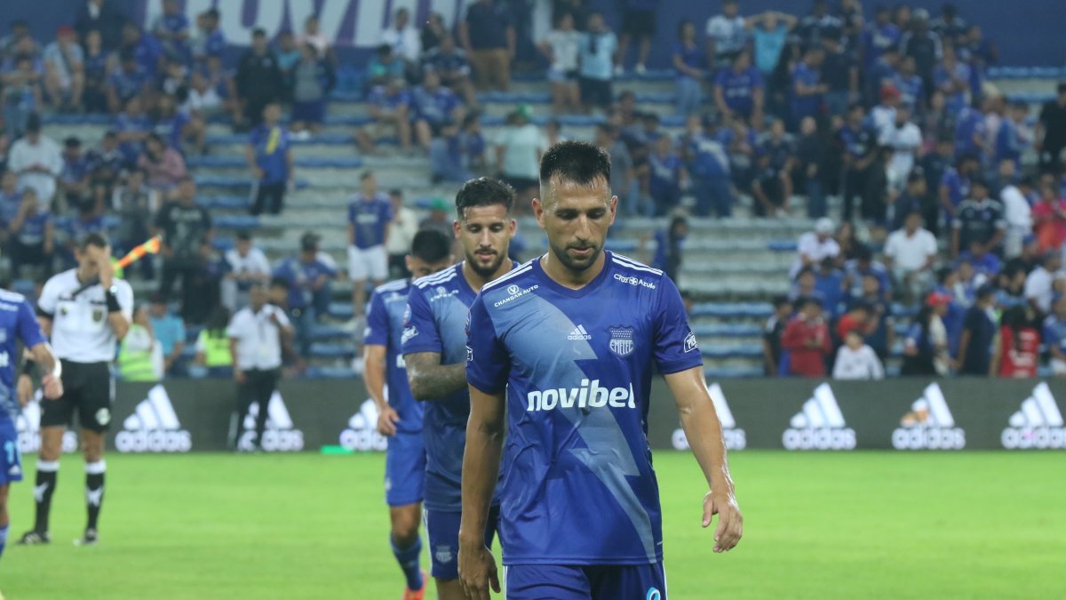 El DT Hernán Torres pierde a uno de sus jugadores titulares en la zaga.