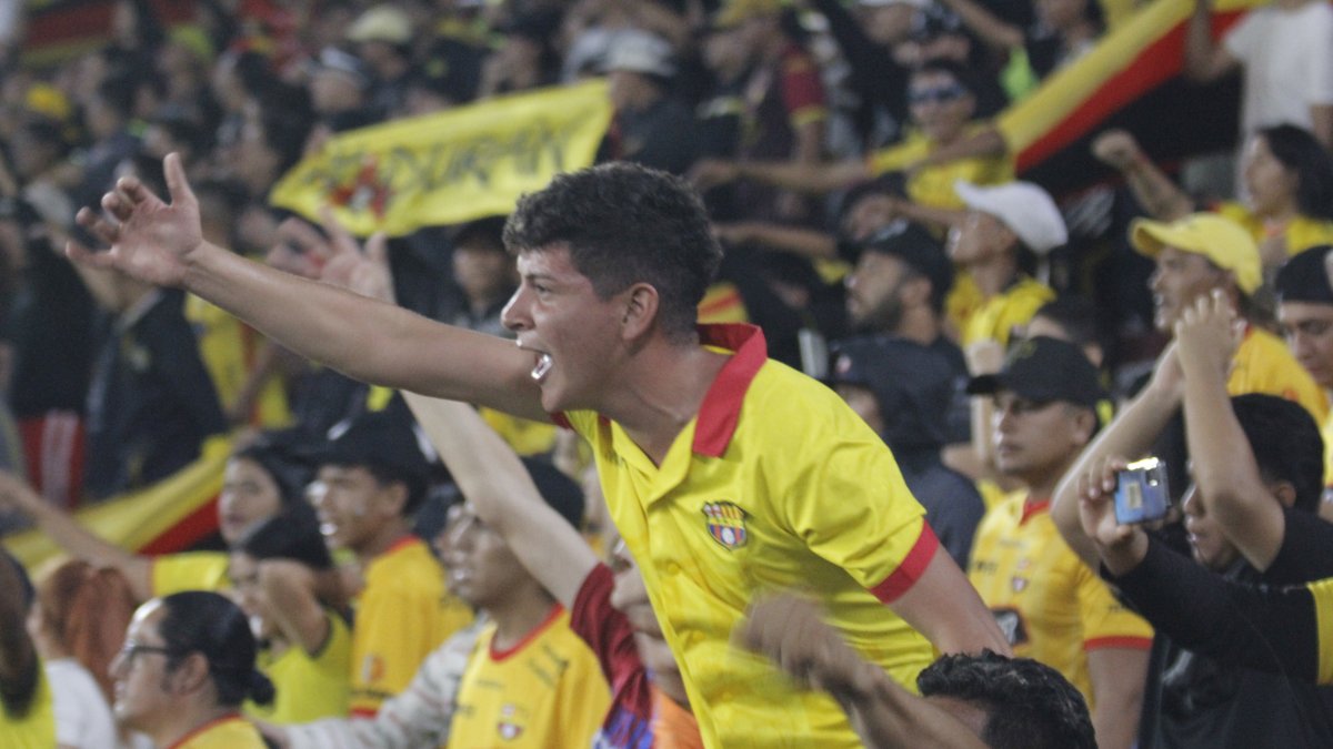 La hinchada canaria sufrió hasta el final el empate de su equipo quienes recibieron un tiro penal en los minutos finales del complicado encuentro.