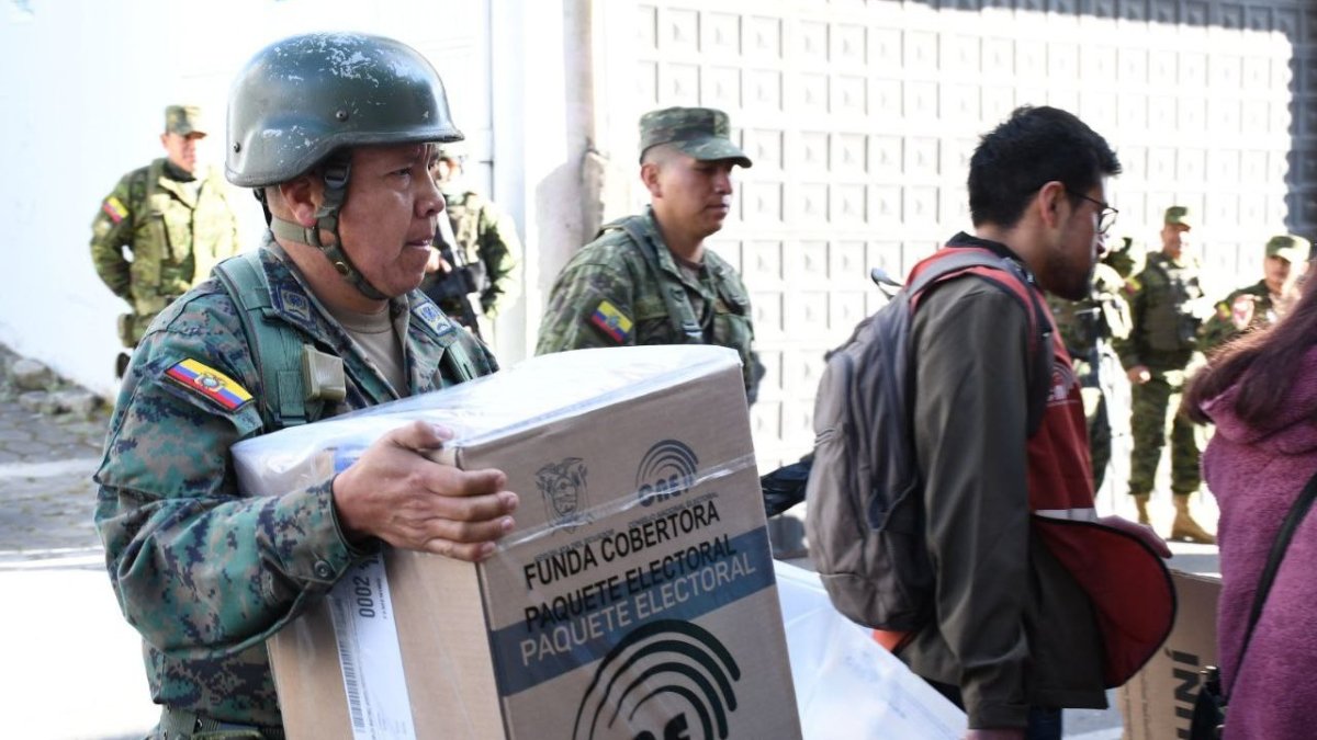 El material electoral fue trasladado con un fuerte contingente de seguridad militar.