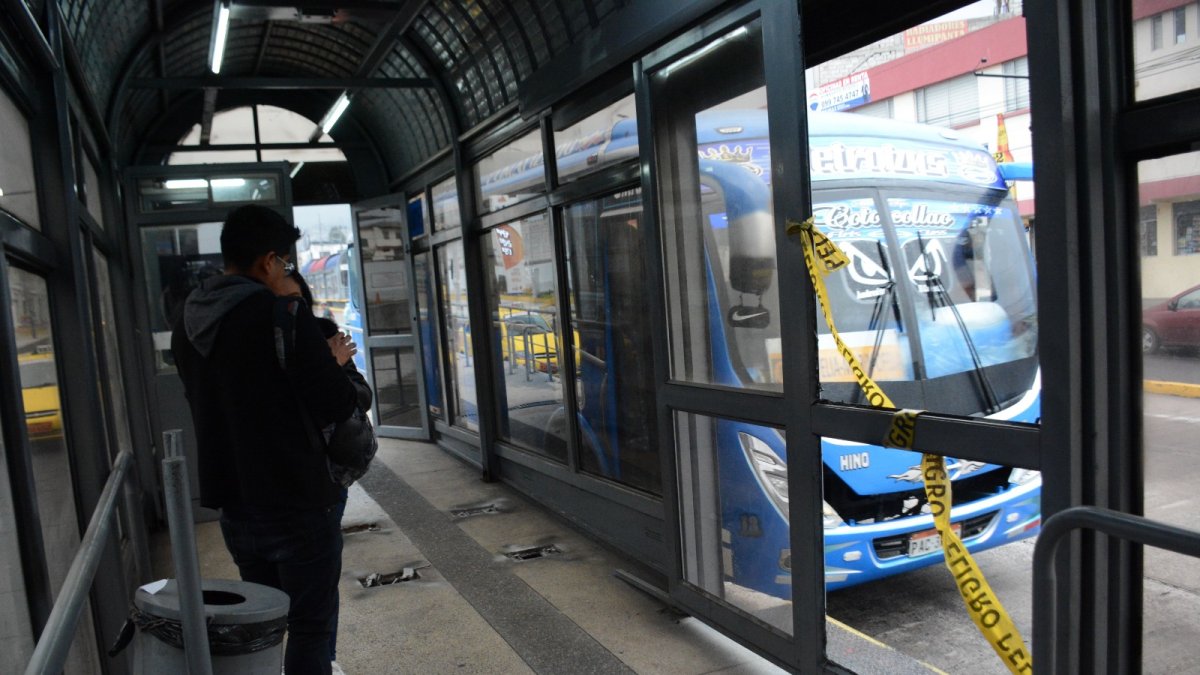 Averías. En la parada de La Prensa y Fernández Salvador, la puerta central está dañada.