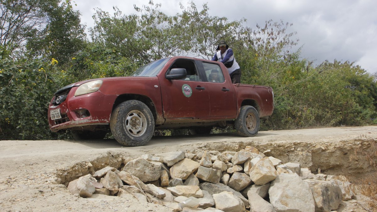 1. Rellenos. La carretera partida es rellenada con piedras que se encuentran en el camino para que, con extremo cuidado, algunos carros puedan circular.