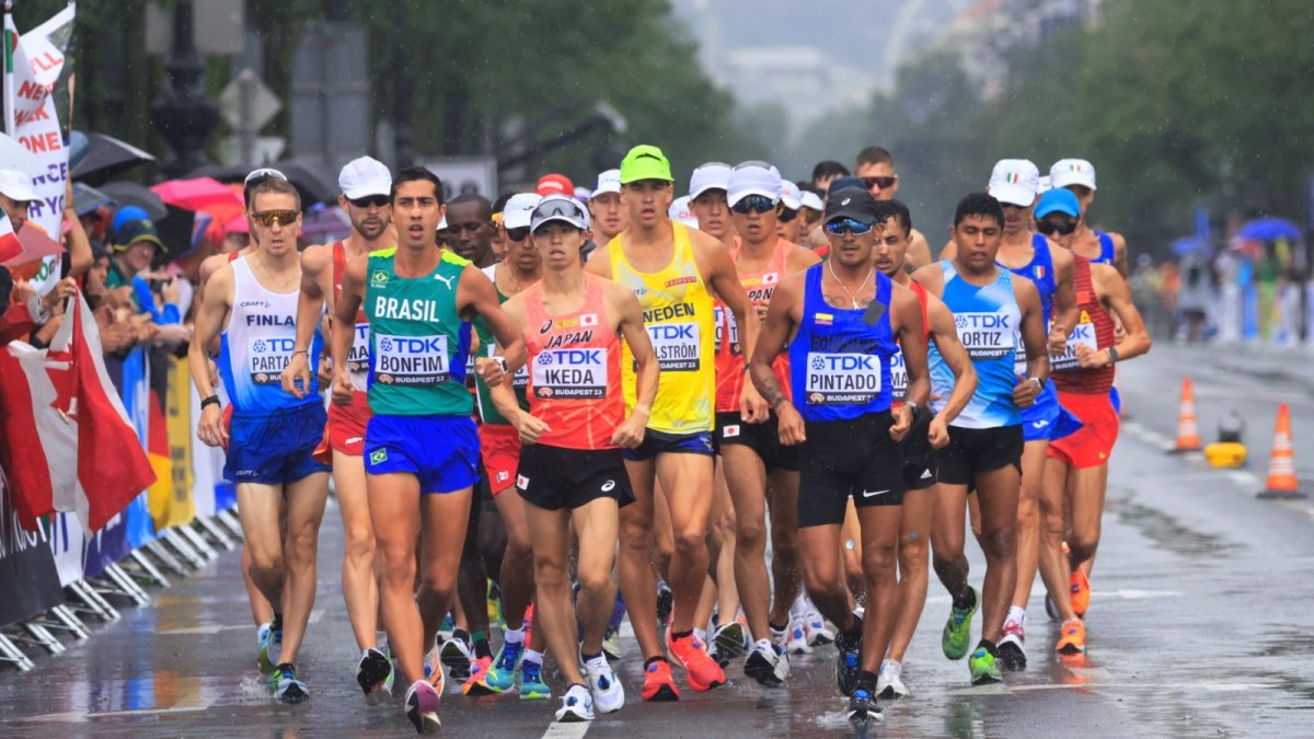 Daniel Pintado (c) fue el mejor ecuatoriano ubicado en la prueba de los 20 kilómetros marcha, tras terminar séptimo.
