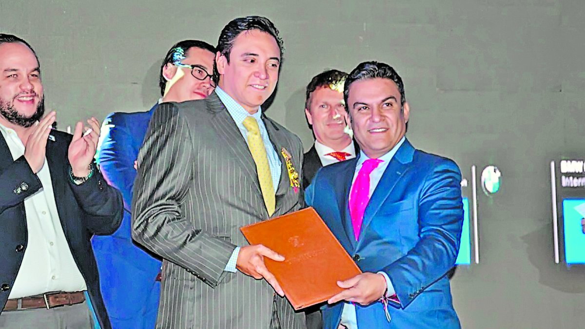Recuerdo. José Serrano, entonces ministro del gobierno de Rafael Correa, condecora al Mago Chérrez, que luego financiaría el spa de su amiga.