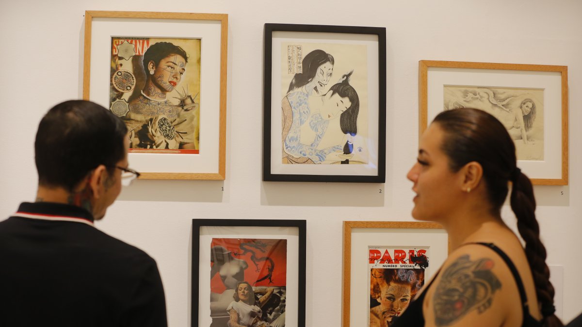 Personas observan piezas de la exposición 