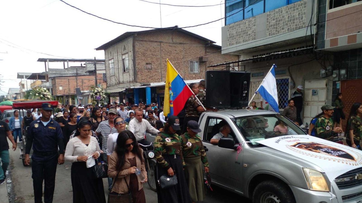 Recorrido. Decenas se unieron al sepelio, varios vestidos de militares.
