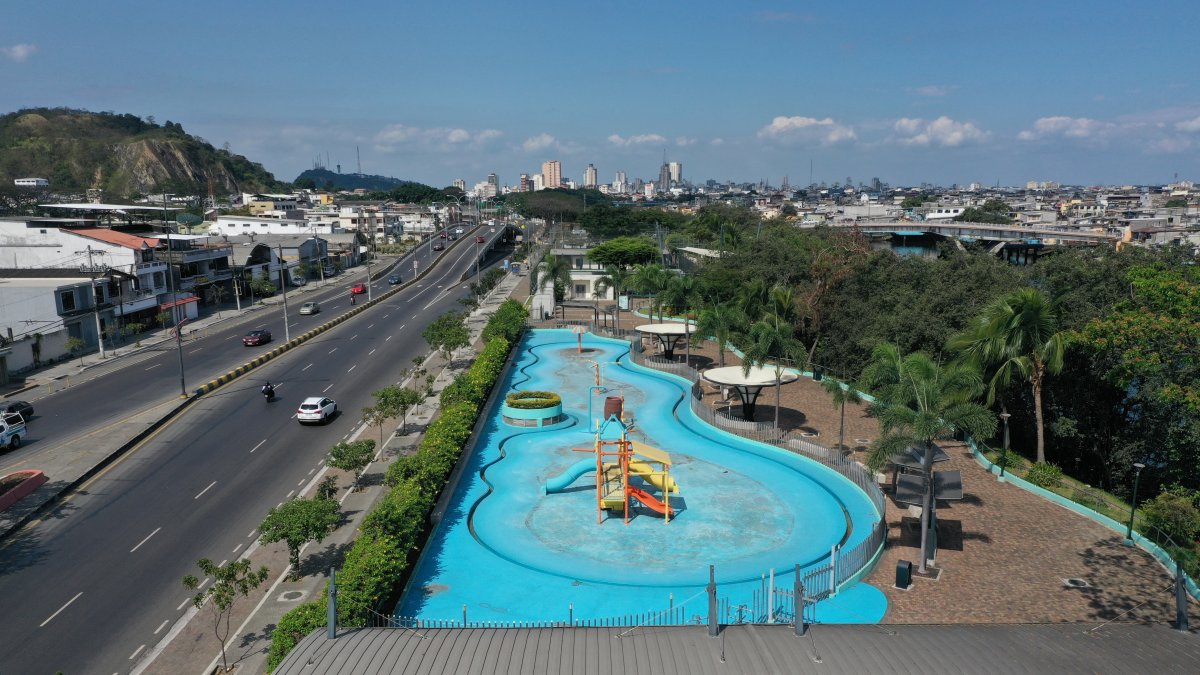 Abandono. El parque acuático del parque lineal de la avenida Barcelona y la 17 está paralizado. Su piscina está seca y los otros implementos recreativos se están resquebrajando.