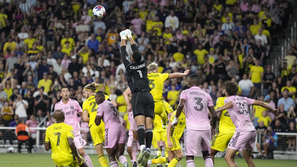 El portero del Inter Miami CF, Drake Callender (c), bloquea un tiro durante la primera mitad de la final de la Leagues Cup 2023 entre Nashville SC e Inter Miami CF en el Geodis Park de Nashville.