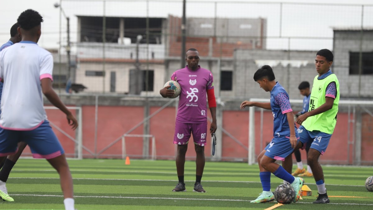 Madrid (c), durante una jornada de entrenamiento matutino en el Estadio Juvenil de Mucho Lote, con la sub 17 de Búhos FC.