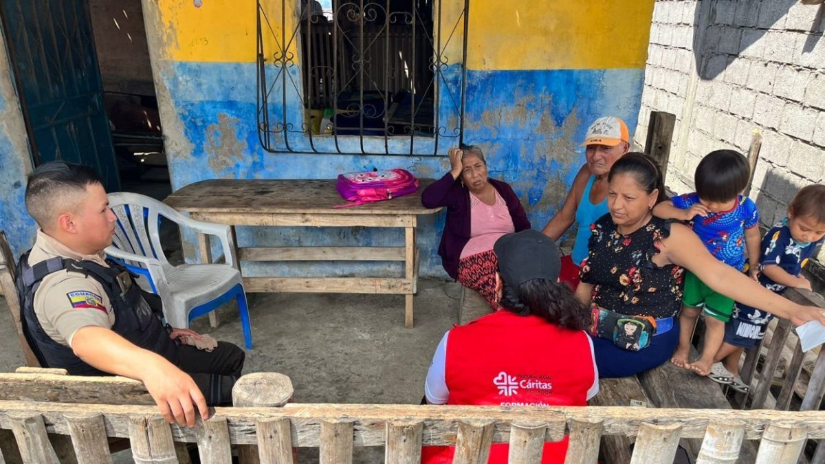 Puná. Una familia dialoga con una delegada de Cáritas.