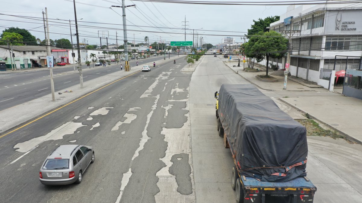 Baches. Grandes baches y huecos se han formado por el paso de carros pesados y extrapesados. Las piedras levantadas del pavimento representan un peligro para la comunidad.