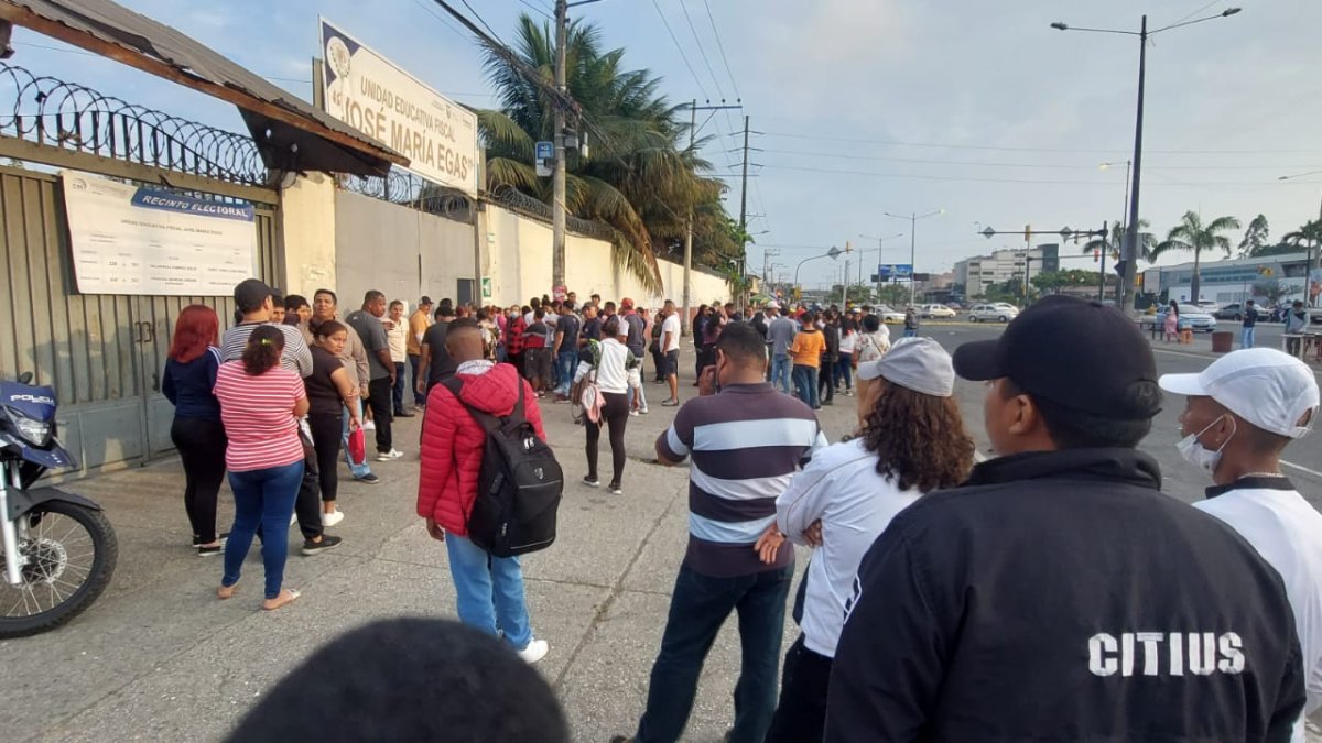 En el colegio José María Egas, recinto electoral ubicado al sur de la ciudad, es notoria la acumulación de ciudadanos quienes quieren ejercer el voto.