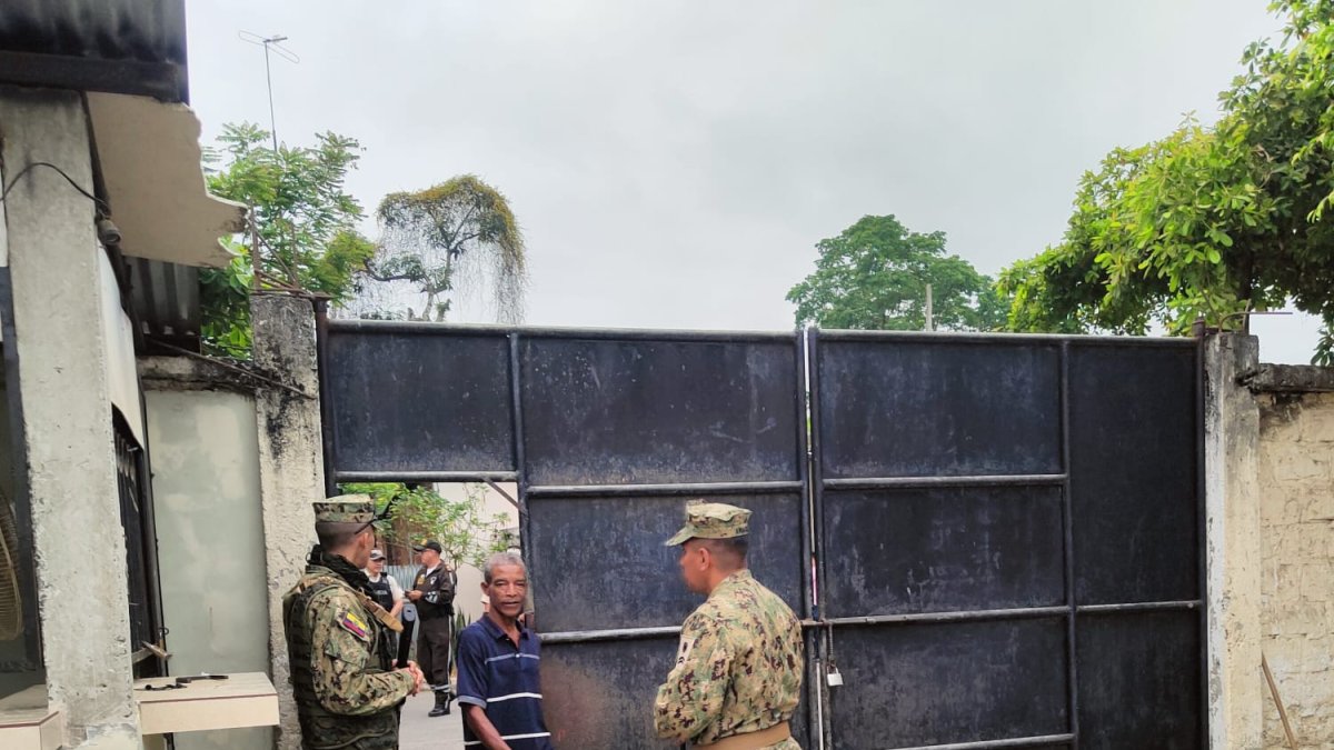 Miembros de las Fuerzas Armadas custodian este reciento electoral.