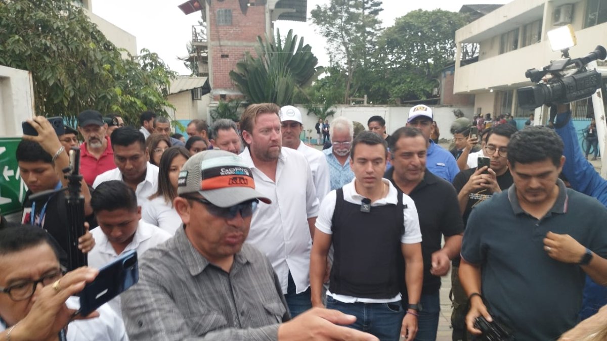 El candidato lució un chaleco antibalas