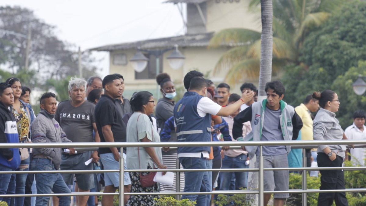 El Registro Civil ubicado en la Av. 25 de Julio, está abarrotado por ciudadanos que pugnan por sacar el documento de identidad para ejercer su derecho al sufragio.