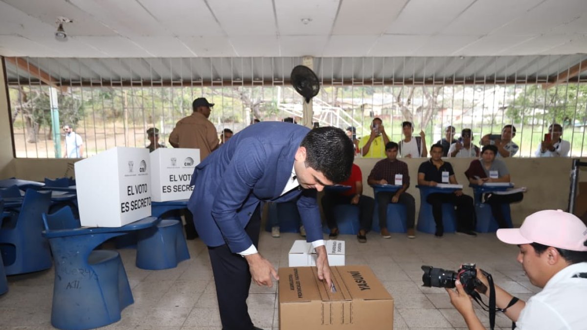 El candidato sufragó en el colegio 28 de mayo