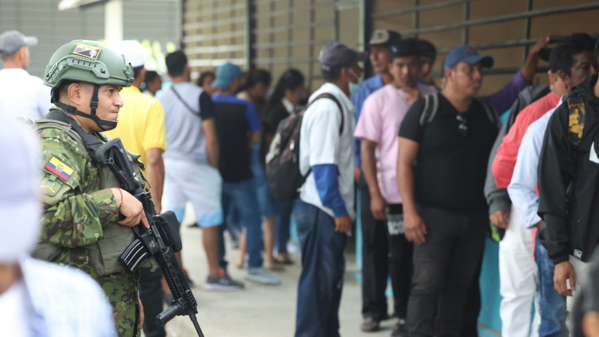 Los recintos electorales cuentan con seguridad.