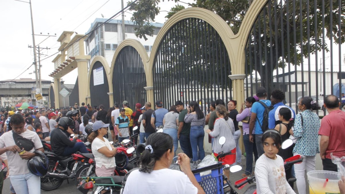 La fila de los ciudadanos corre el exterior de un centro comercial y llega hasta la ciudadela La Terraza.