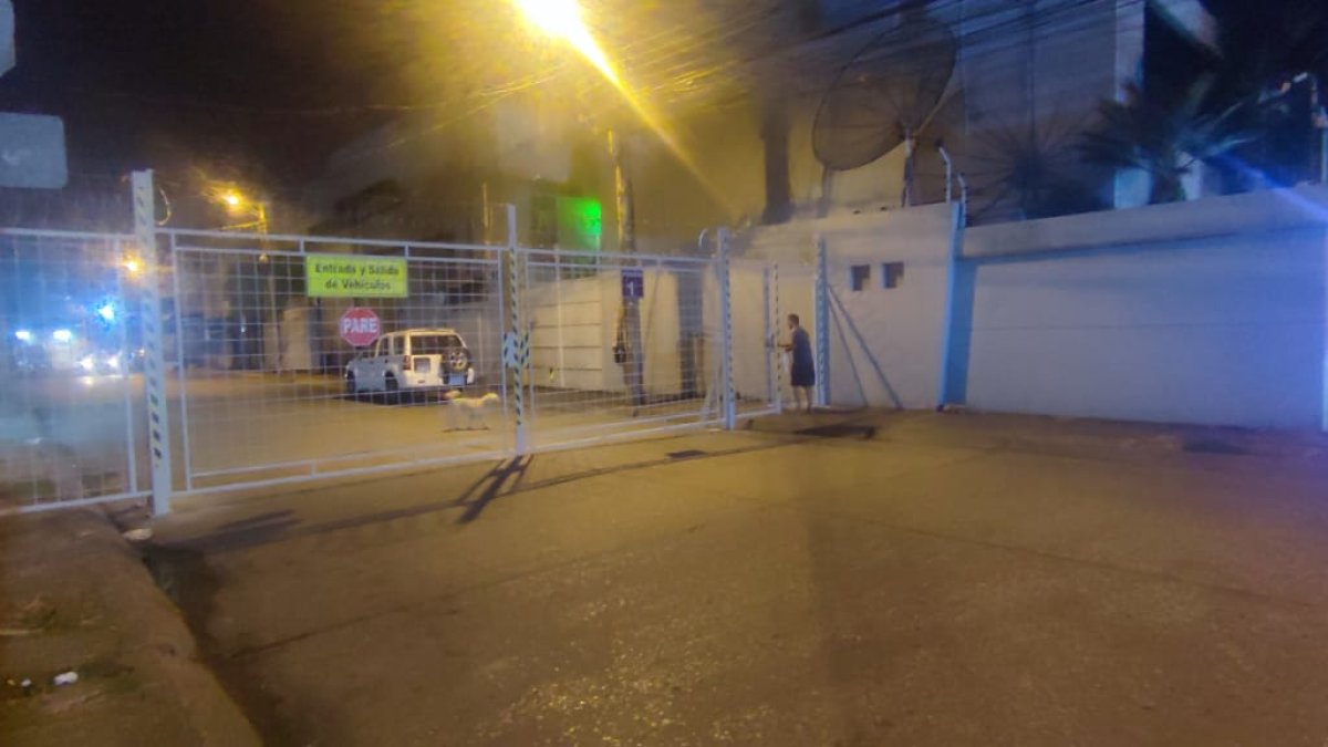 Urdenor. El vecindario se juntó para colocar las rejas de por seguridad.