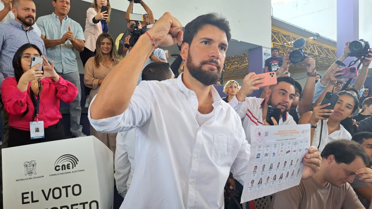 Jan Topic ejerció su derecho al voto en la junta 27 del recinto electoral de la Unidad Educativa Bilingüe Nuevo Mundo, en Samborondón