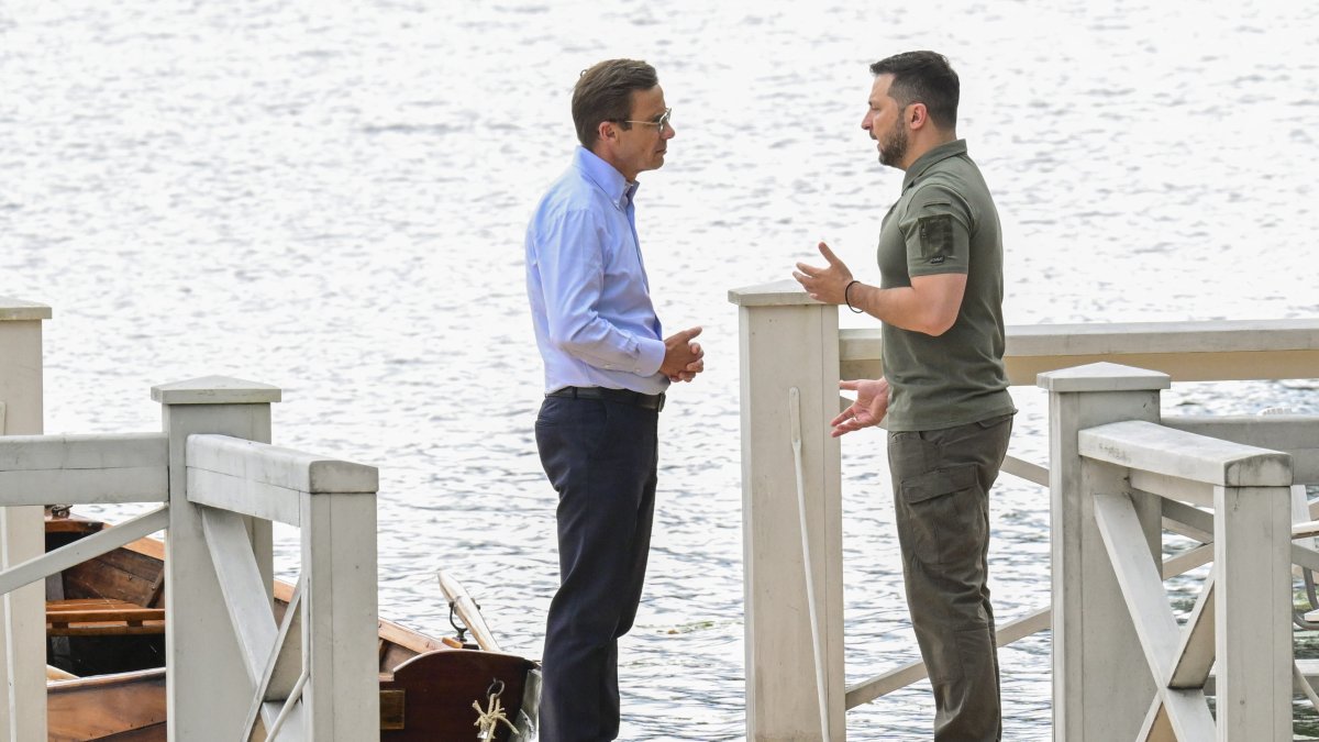 El primer ministro sueco Ulf Kristersson dialoga con el presidente de Ucrania, Volodímir Zelenski, durante una visita de Estado a Suecia del 19 de agosto.