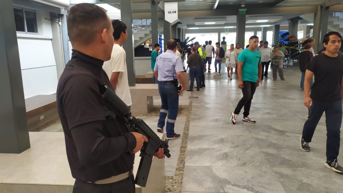 La seguridad en los recintos se refuerza con personal privado.