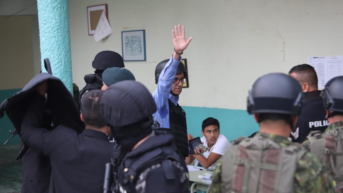 Lo hizo en la junta 19 de la Escuela Fiscal República de Bolivia, en la calle Iñaquito, en el norte de la capital.
