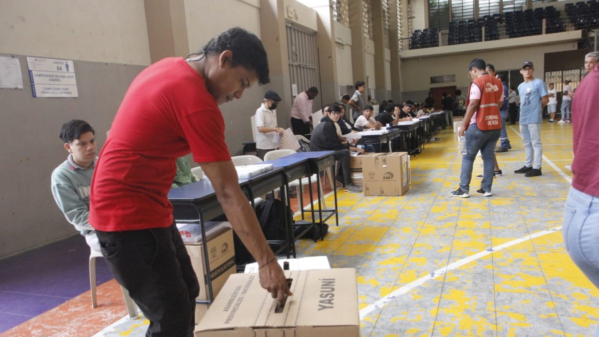 El ejercicio electoral en el Colegio Cristobal Colon, otro de los recintos de sufragio, transcurre sin mayores novedades.