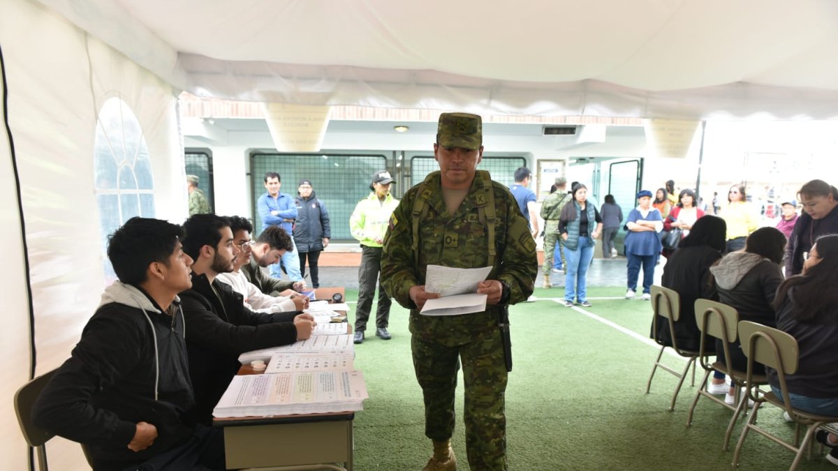 El Consejo Nacional Electoral (CNE) entregó 3,299 credenciales al personal de las Fuerzas Armadas y Policía Nacional.