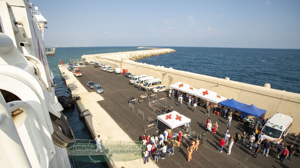 El barco humanitario de Médicos Sin Fronteras (MSF), el Geo Barents, ha atracado este 20 de agosto en Bari (sur) con 55 personas a bordo.