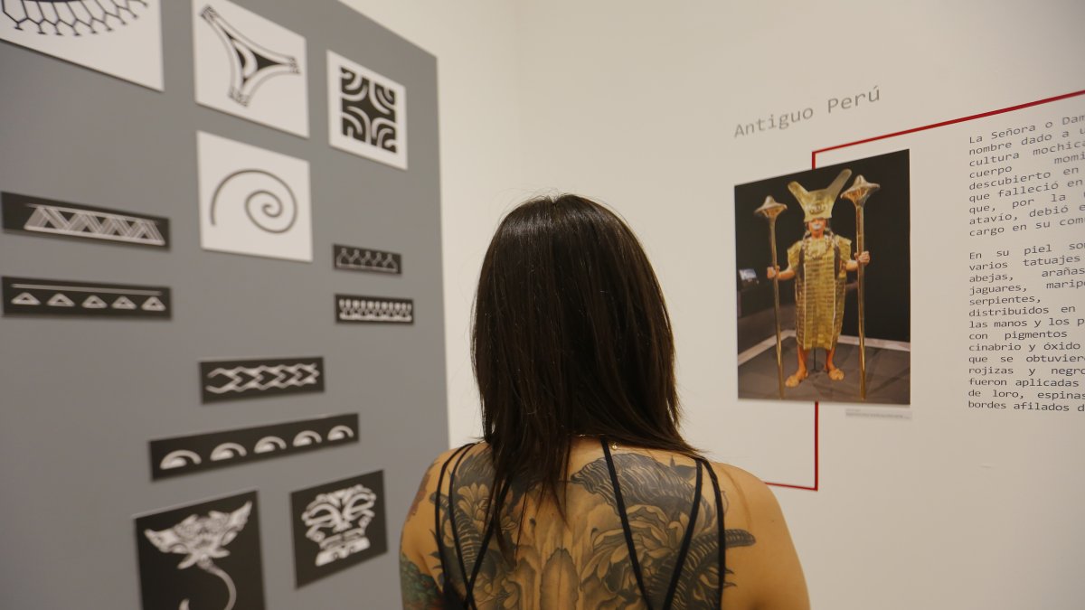 Personas observan piezas de la exposición 'Cartografiar La Piel', el 17 de agosto de 2023 en el Museo de las Artes de la Universidad de Guadalajara (MUSA), Jalisco (México).