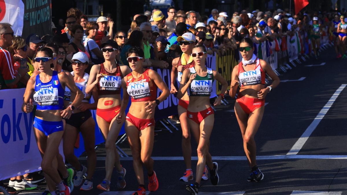 Glenda Morejón (a la izquierda, de gorra blanca), estuvo peleando en el primer pelotón de la competencia.