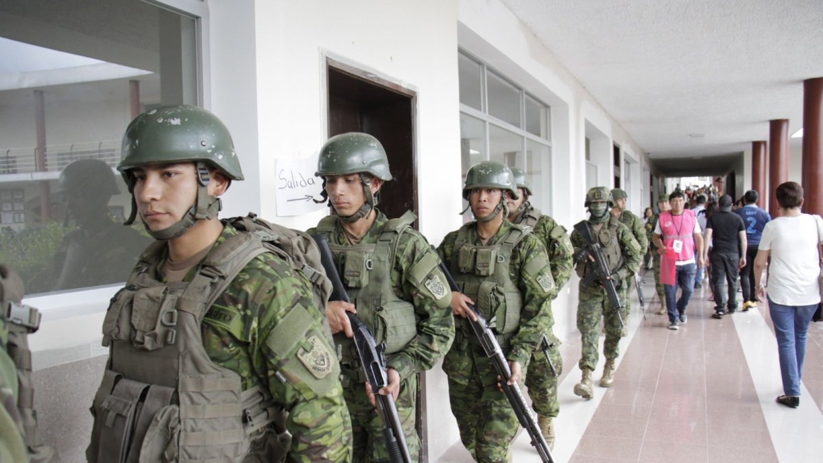 Seguridad. Miembros de las Fuerzas Armadas reforzaron la custodia en los recintos electorales.