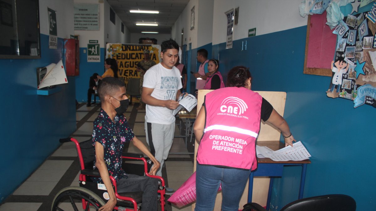 Asistencia. Los  votantes recibieron la atención de los operadores del CNE. No se registraron mayores inconvenientes.