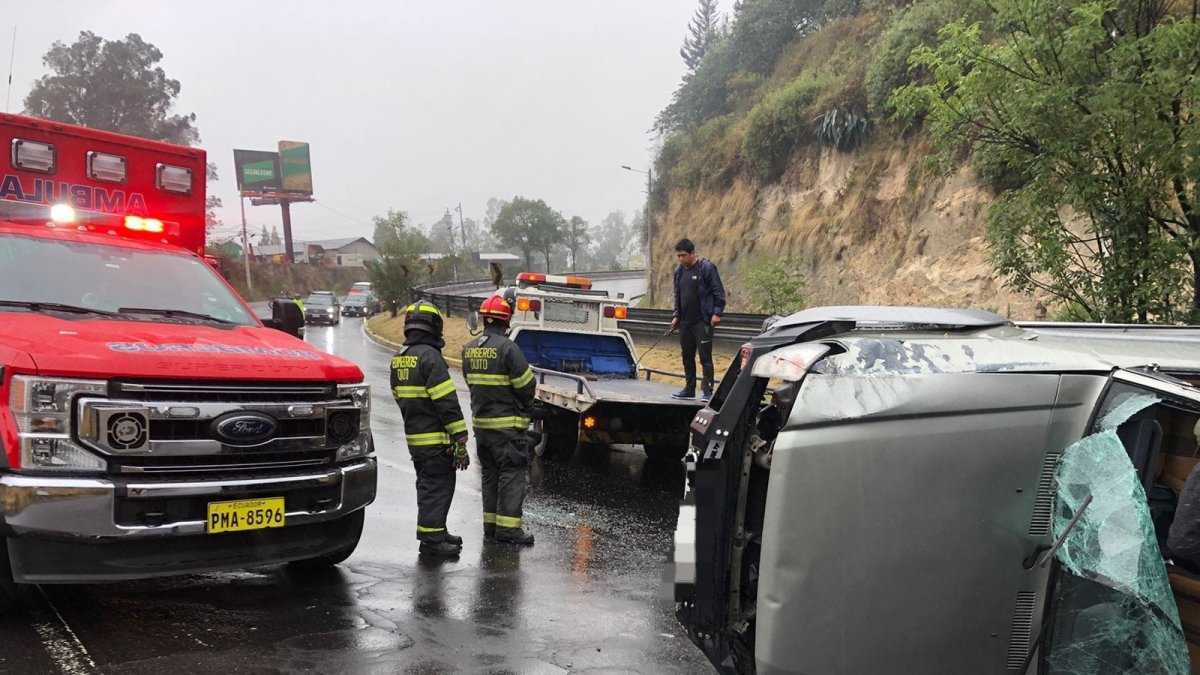 Accidente. El vehículo quedó virado en medio de la vía.