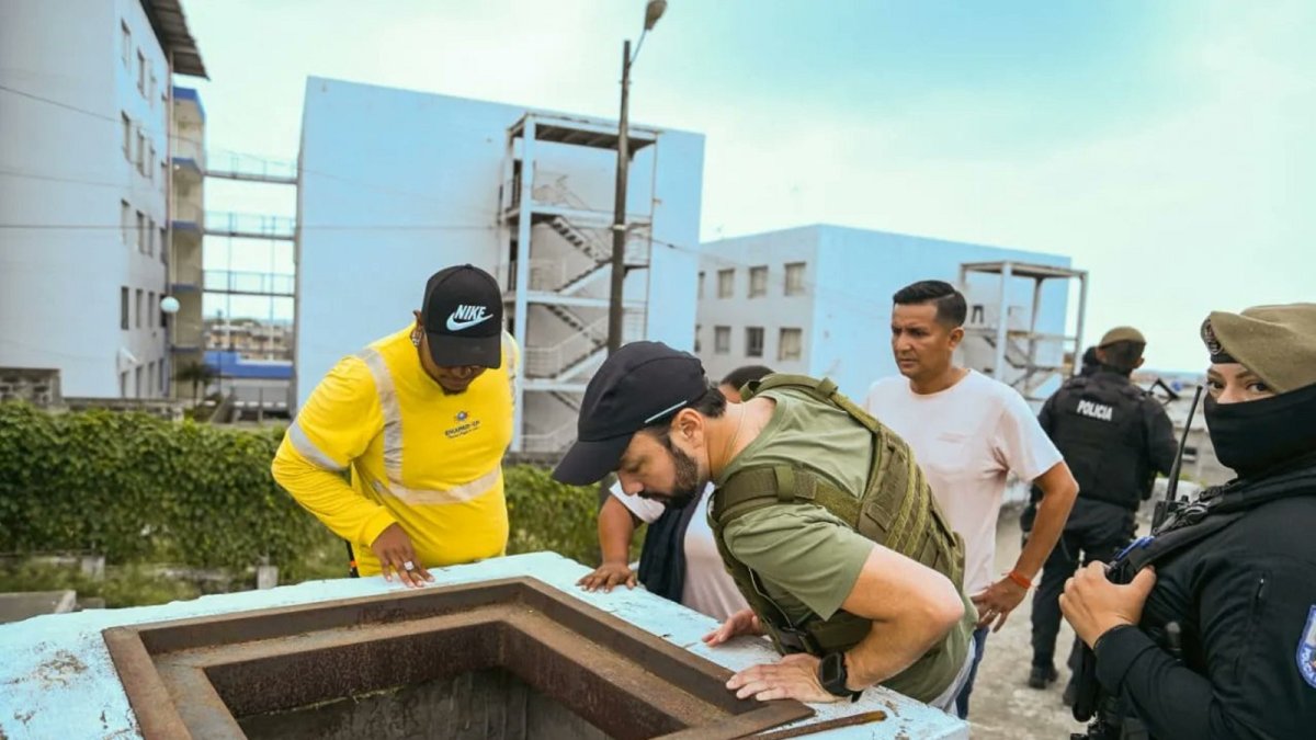 Protección. El alcalde de Durán, Luis Chonillo hace una inspección de una obra rodeado de su seguridad.