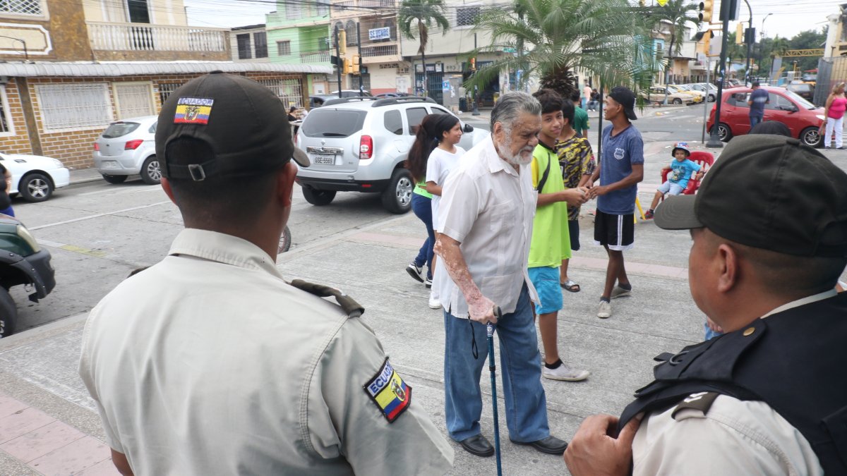 José Luis Villacreses se acercó este domingo 20 de agosto de 2023 hasta su recinto electoral después de no haberse presentado en los últimos tres comicios presidenciales.