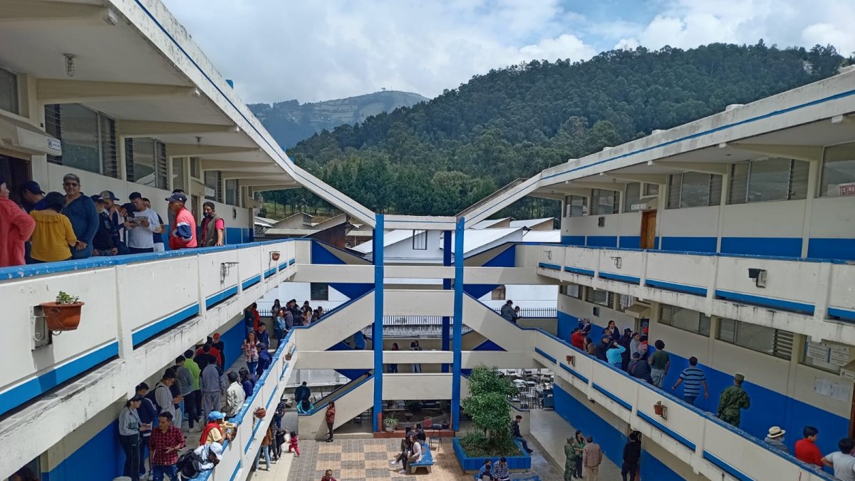 Sur. En el Colegio Quito, la concurrencia fue masiva desde temprano.