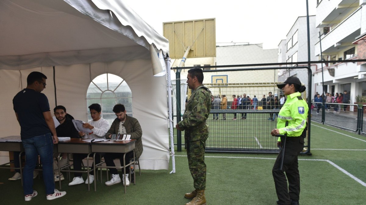 Decisión. Los miembros de las fuerzas armadas ejercen el voto facultativo.