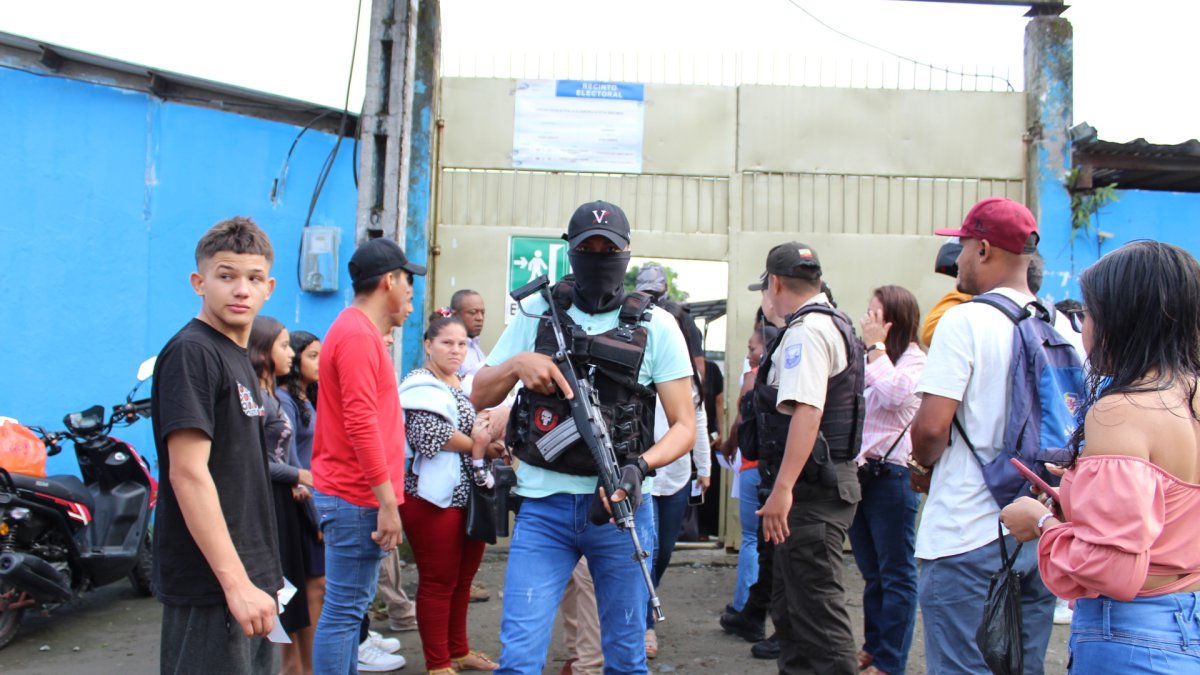 Resguardo. Policías y militares ejecutan un cerco de control sobre quienes ingresaban ayer a los recintos.