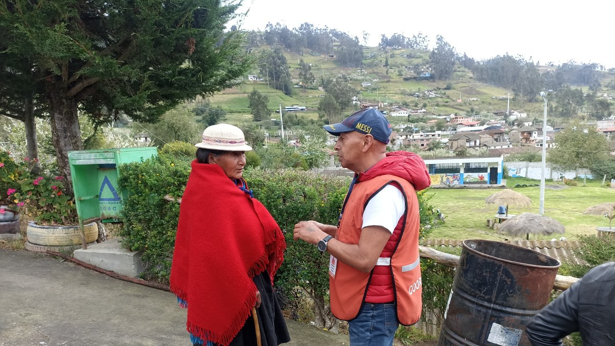 Presencia. María Zumbana arriba a votar en su recinto electoral.